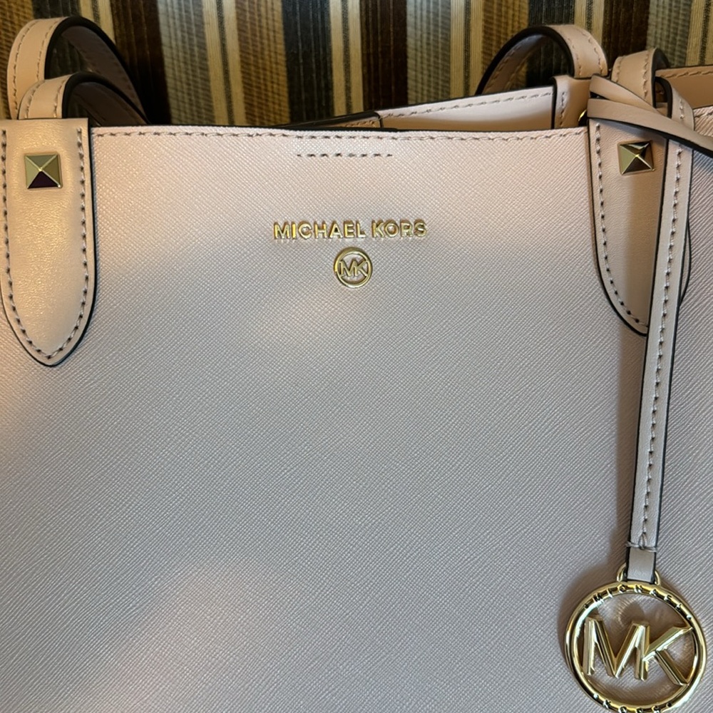 Brand Michael Kors
Edith Large Saffiano Leather Tote Bag - Picture 10 of 14